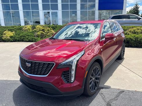 Used 2022 Cadillac XT4 Luxury w/ Cold Weather Package FWD image 2