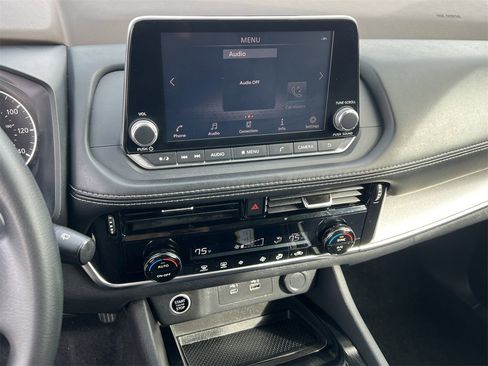 Used 2021 Nissan Rogue SV image 15