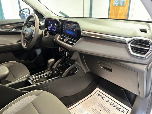 Used 2024 Chevrolet TrailBlazer LT FWD image 46