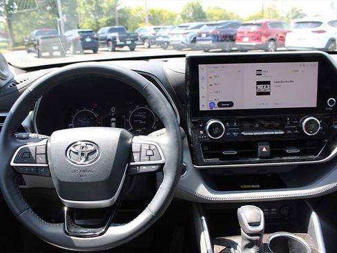 Used 2023 Toyota Highlander Platinum FWD image 10