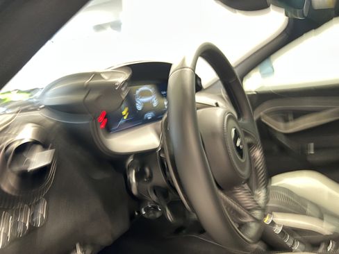 Used 2026 McLaren 750S Spider image 25