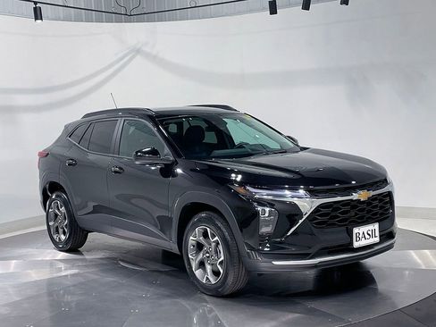 Used 2025 Chevrolet Trax LT w/ LT Convenience Package FWD image 39