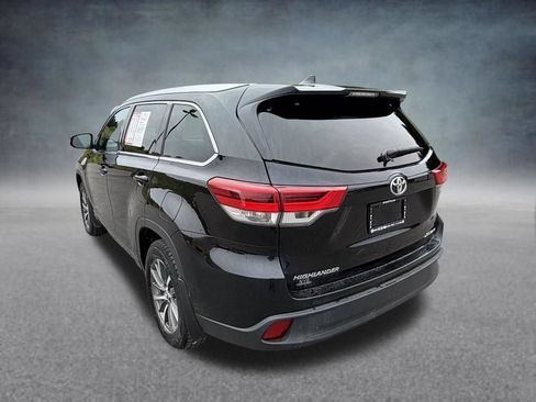 Used 2018 Toyota Highlander XLE AWD/4WD image 3