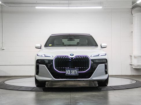 Used 2025 BMW i7 xDrive60 image 2