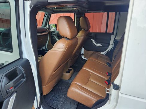 Used 2017 Jeep Wrangler Unlimited Sahara w/ Connectivity Group AWD/4WD image 12