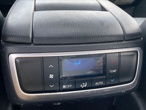 Used 2019 Toyota Highlander XLE AWD/4WD image 12