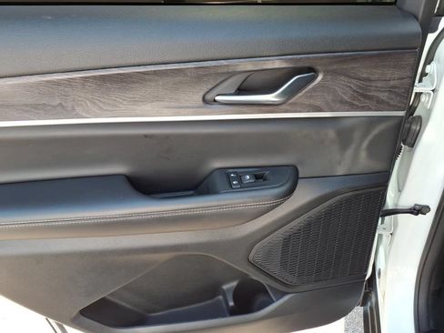 Used 2024 Jeep Grand Cherokee L Limited RWD image 10
