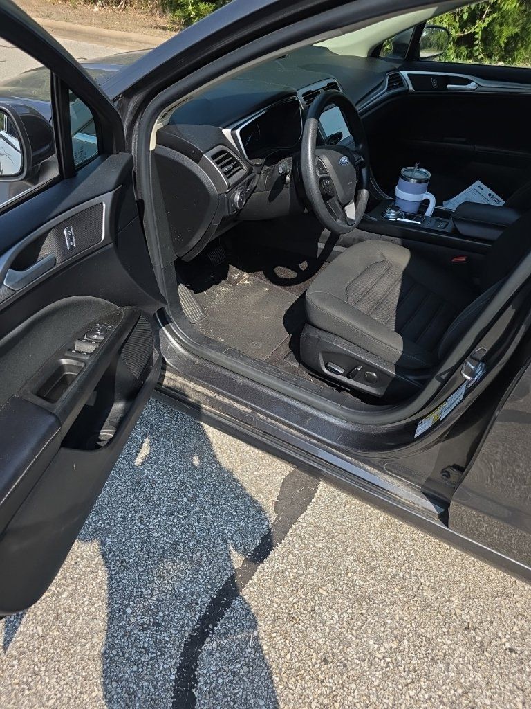 Used 2019 Ford Fusion SE FWD image 3