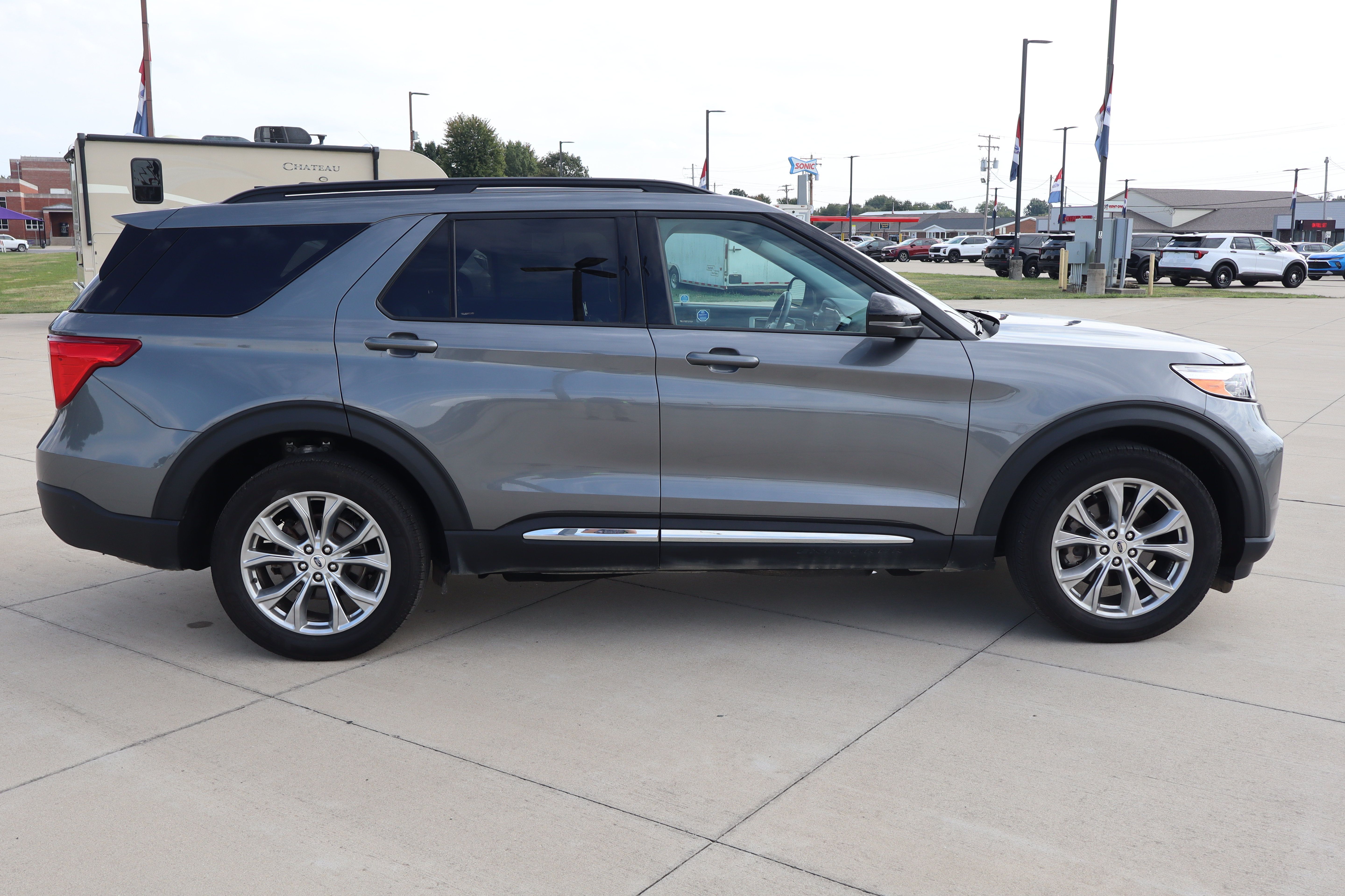 Used 2024 Ford Explorer XLT w/ Equipment Group 202A AWD/4WD image 4