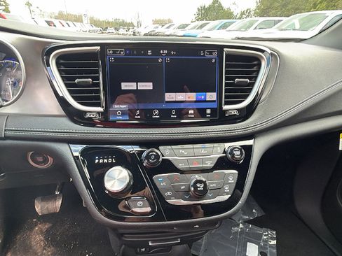 New 2026 Chrysler Pacifica Select FWD image 26