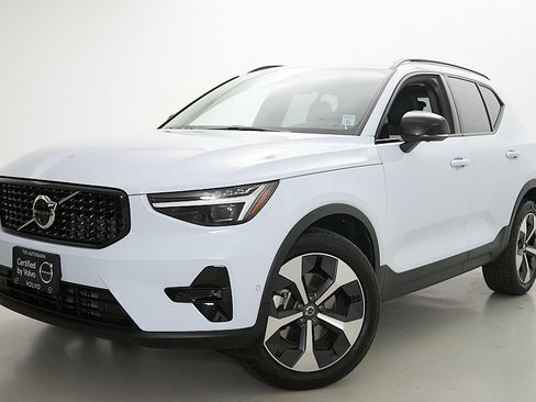 Certified 2026 Volvo XC40 B5 Plus AWD/4WD image 2
