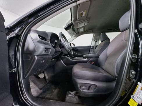 Used 2023 Toyota Highlander LE AWD/4WD image 19