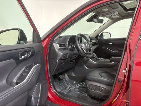 Used 2022 Toyota Highlander XLE image 2