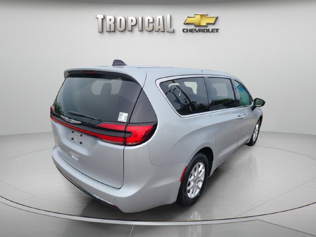 Used 2023 Chrysler Pacifica Touring-L FWD image 5