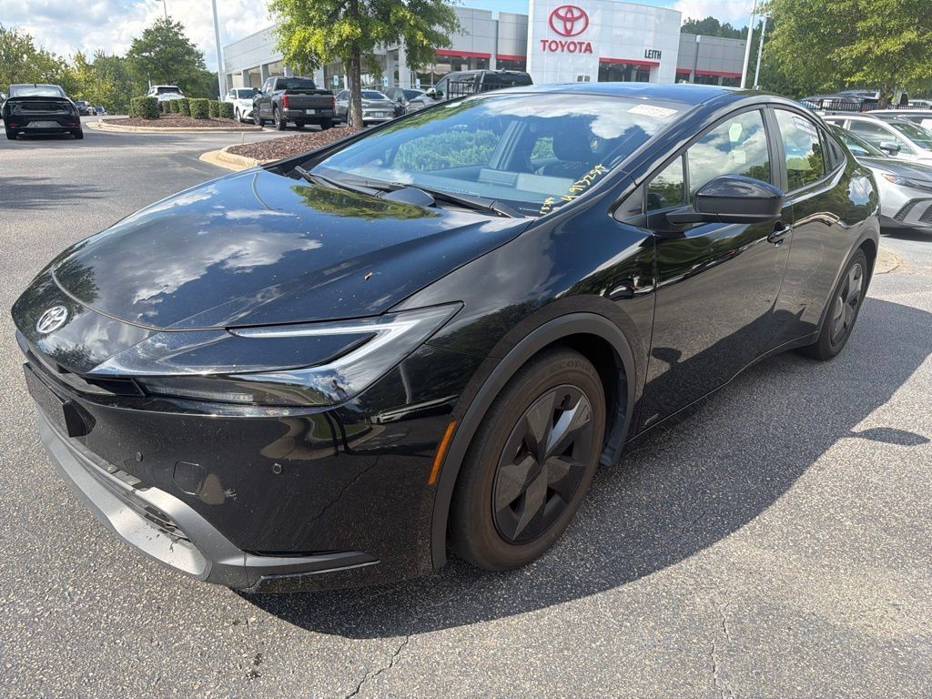 Used 2025 Toyota Prius LE AWD/4WD image 2