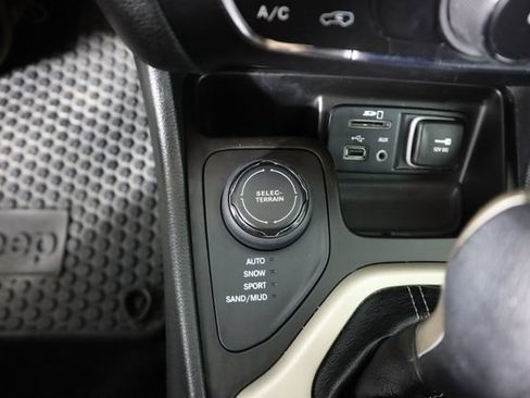 Used 2014 Jeep Cherokee Latitude w/ Cold Weather Group AWD/4WD image 48