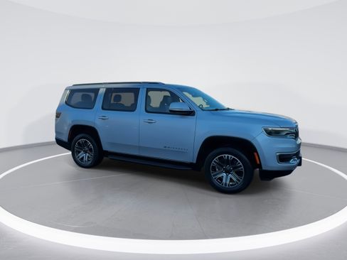 Used 2022 Jeep Wagoneer Series III w/ Convenience Group I image 2