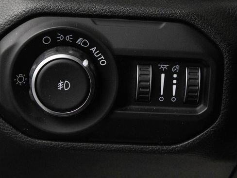 Used 2018 Jeep Wrangler Unlimited Sahara w/ Uconnect 4C Nav & Sound Group image 18