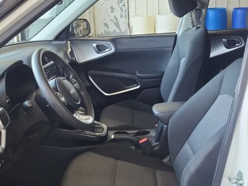 Used 2025 Kia Soul LX w/ LX Technology Package FWD image 4