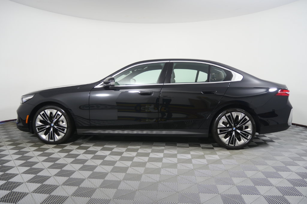 Certified 2026 BMW 530i RWD image 7