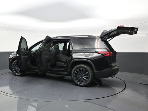 Used 2023 Chevrolet Traverse RS FWD image 32