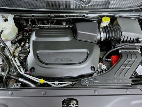 Certified 2024 Chrysler Pacifica Touring-L image 40