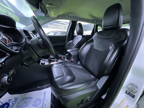 Used 2021 Jeep Cherokee Latitude Plus image 17