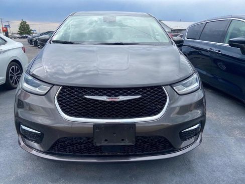 Used 2023 Chrysler Pacifica Touring-L FWD image 2