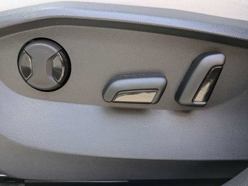 New 2026 Volkswagen Taos SE FWD image 20