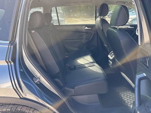 Used 2023 Volkswagen Tiguan SE w/ Panoramic Sunroof Package image 9