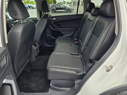 Used 2020 Volkswagen Tiguan SE image 40