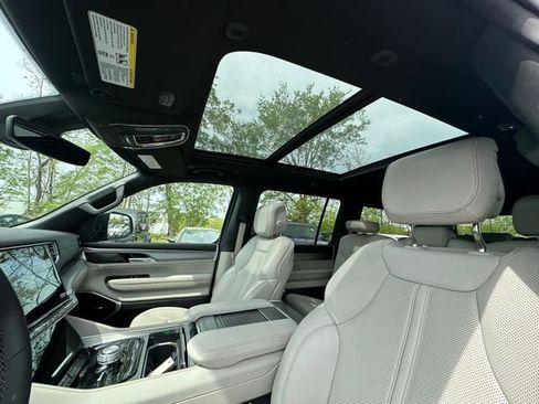 Used 2025 Jeep Wagoneer 4WD w/ Premium Group I image 23