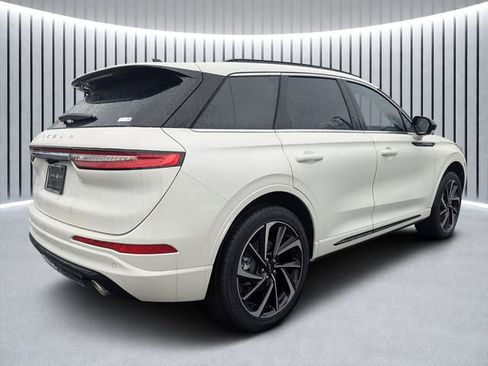 New 2025 Lincoln Corsair Grand Touring image 3