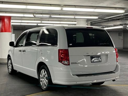 Used 2020 Dodge Grand Caravan SE w/ Rear Park Assist Package FWD image 4
