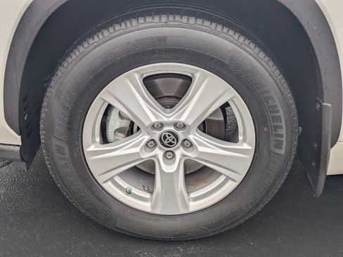 Used 2024 Toyota Highlander LE image 11