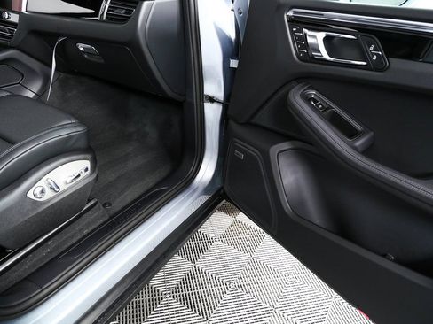 Certified 2026 Porsche Macan AWD/4WD image 27