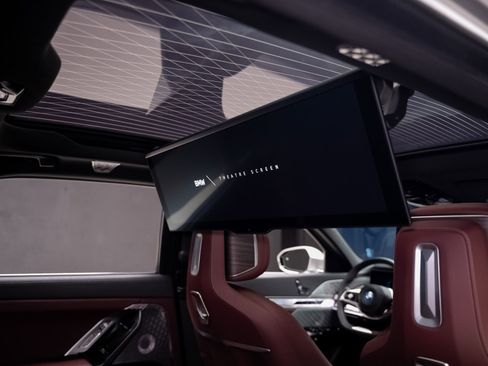 Used 2023 BMW i7 xDrive60 w/ Executive Package 2 AWD/4WD image 3