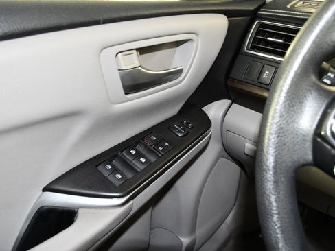 Used 2016 Toyota Camry LE FWD image 30