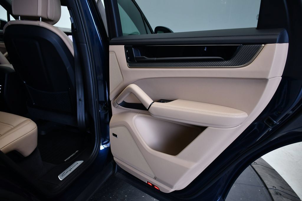 Certified 2025 Porsche Cayenne AWD/4WD image 50