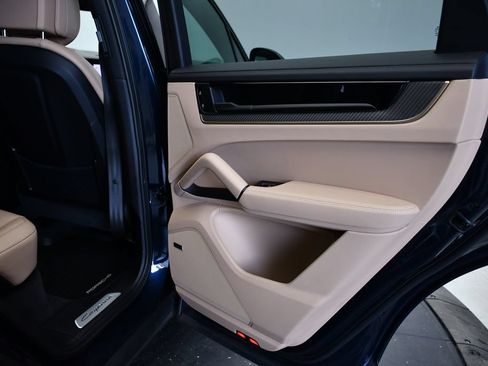 Certified 2025 Porsche Cayenne AWD/4WD image 50