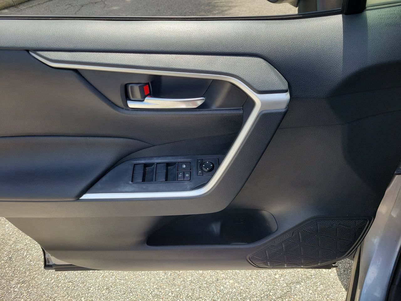 Used 2019 Toyota RAV4 XLE FWD image 13
