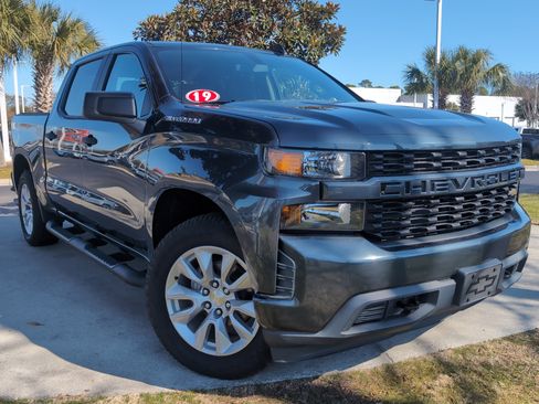 Used 2019 Chevrolet Silverado 1500 Custom w/ Custom Value Package image 2