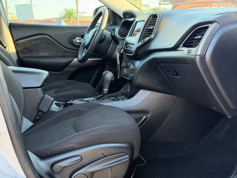 Used 2019 Jeep Cherokee Latitude w/ Popular Appearance Group FWD image 20