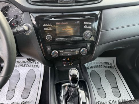 Used 2017 Nissan Rogue SV image 19