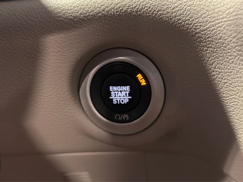 Used 2023 Chrysler Pacifica Touring-L FWD image 33