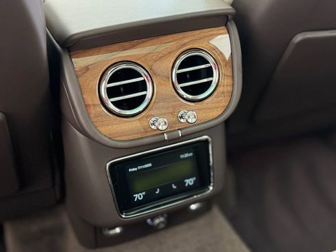 Used 2025 Bentley Bentayga image 16