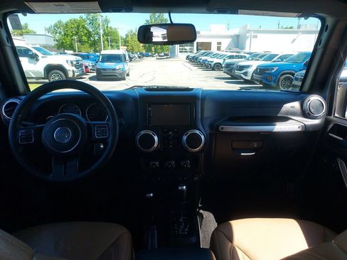 Used 2016 Jeep Wrangler Unlimited Sahara w/ Connectivity Group AWD/4WD image 9