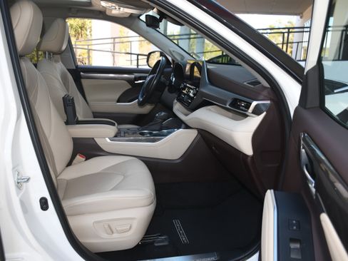 Used 2020 Toyota Highlander Platinum image 24