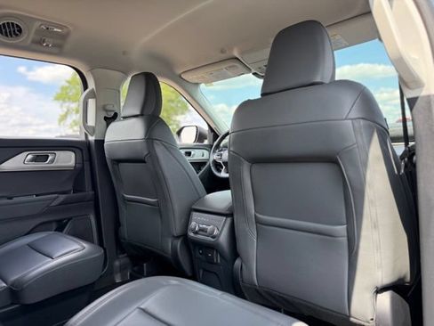 Used 2025 Ford Explorer Active w/ Active Comfort Package AWD/4WD image 17