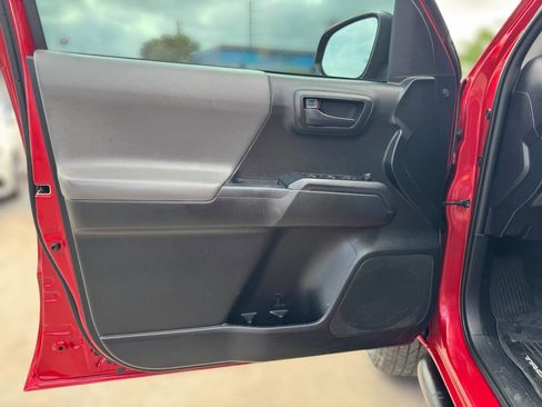 Used 2019 Toyota Tacoma SR w/ SR Convenience Package image 28